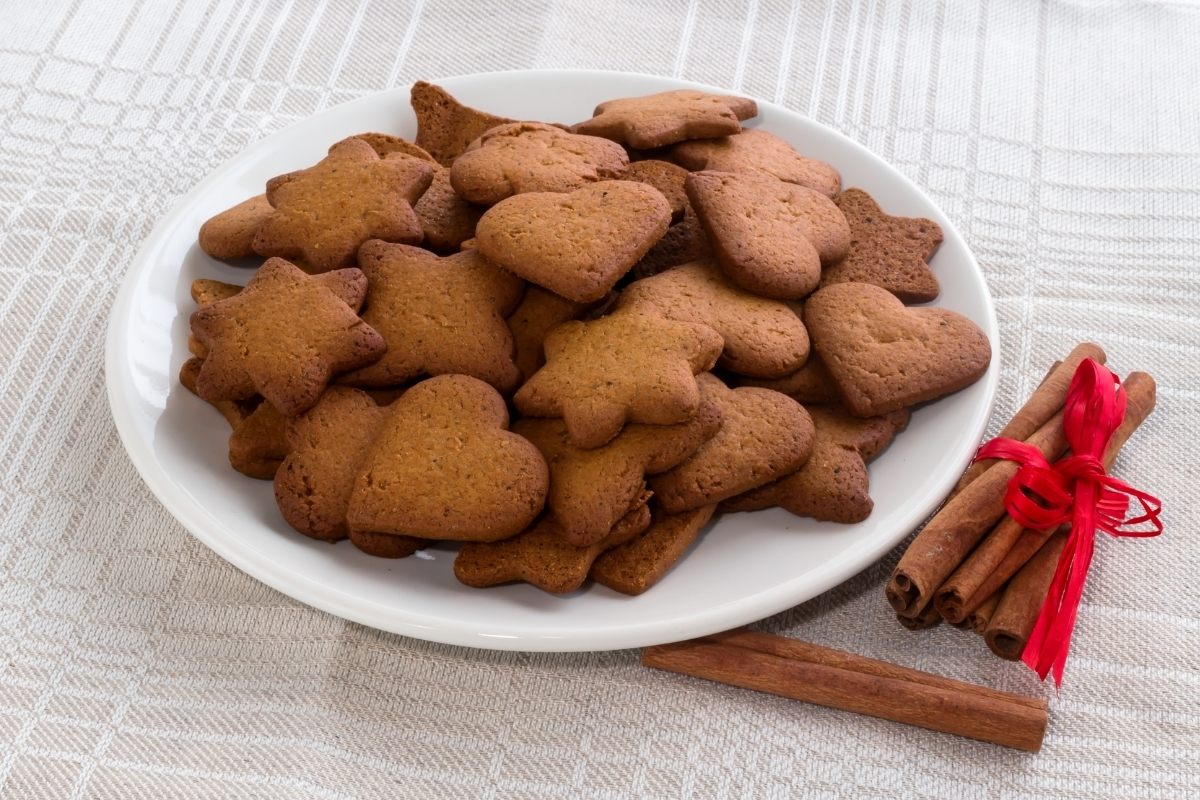 A serving plate with cinnamon cookies.
