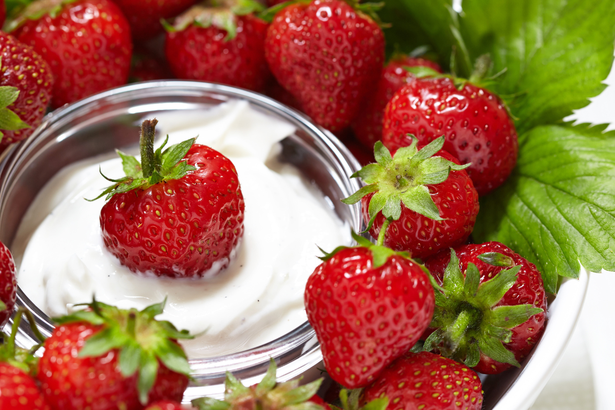 Vanilla crean cheese dip with fresh strawberries.