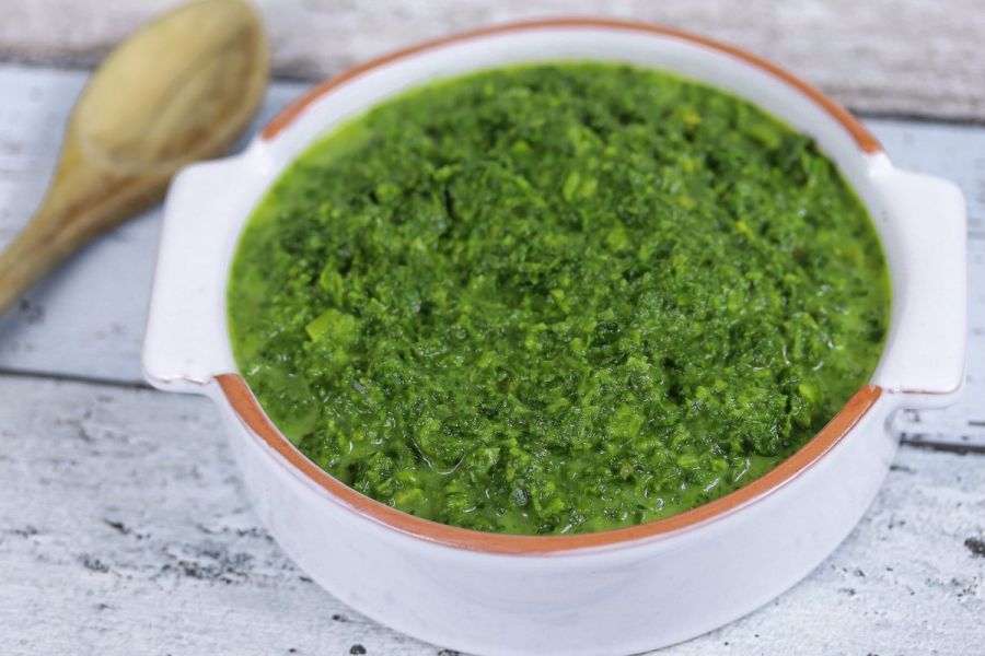 Finely chopped spinach with cream.