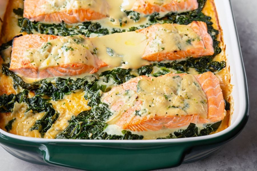 An oven dish with salmon and spinach gratin.