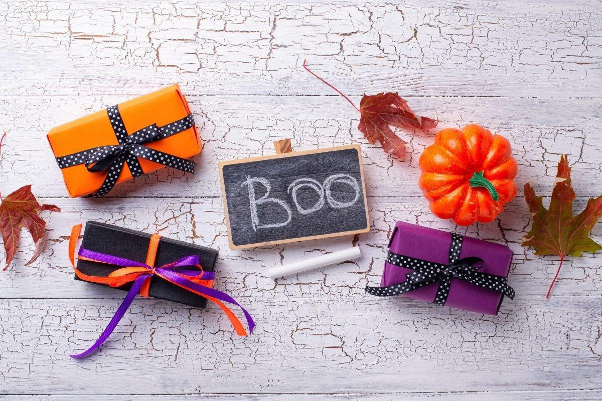 Little gifts are an alternative to Halloween sweets.